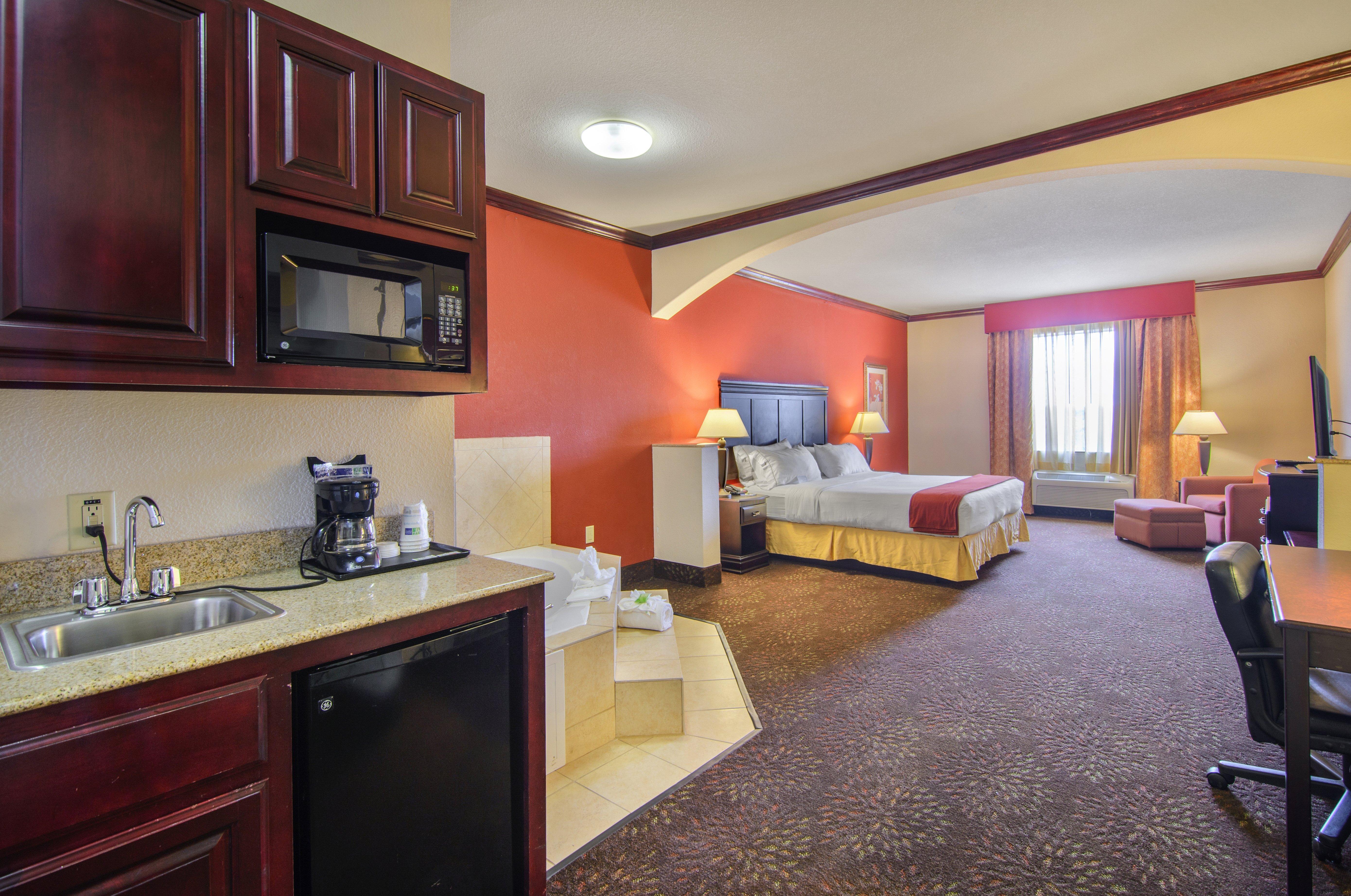 Holiday Inn Express Hotel & Suites Terrell By Ihg Exterior photo